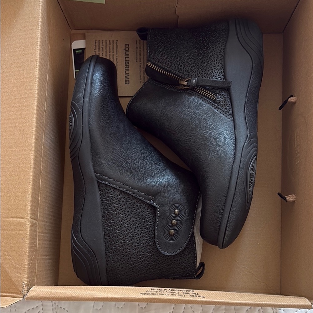 Halsa Footwear Black Chelsea Ankle Boots - Picture 4 of 4